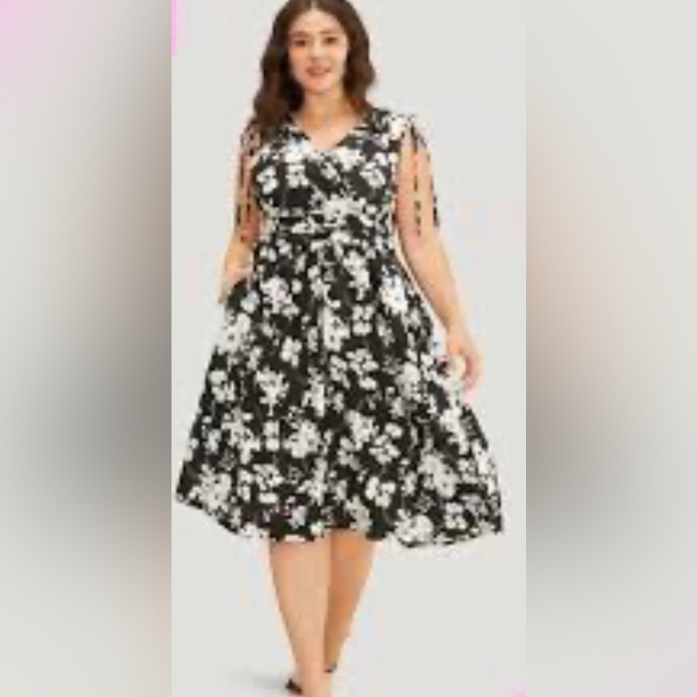 NWT Black and white Floral dress with ties in the sleeves  18/20 🌸144